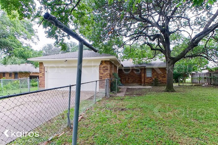 Building Photo - 914 W Pleasant Run Rd