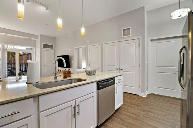 Building Photo - 256 N Addison Ave