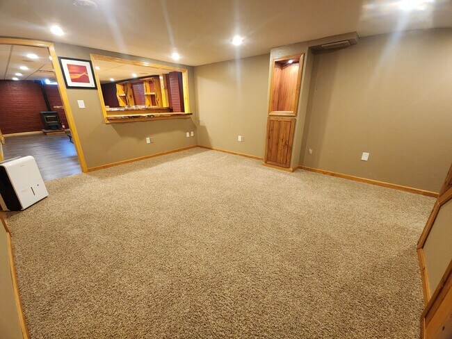 Building Photo - Family-Friendly 3BR Ranch with Home Office...