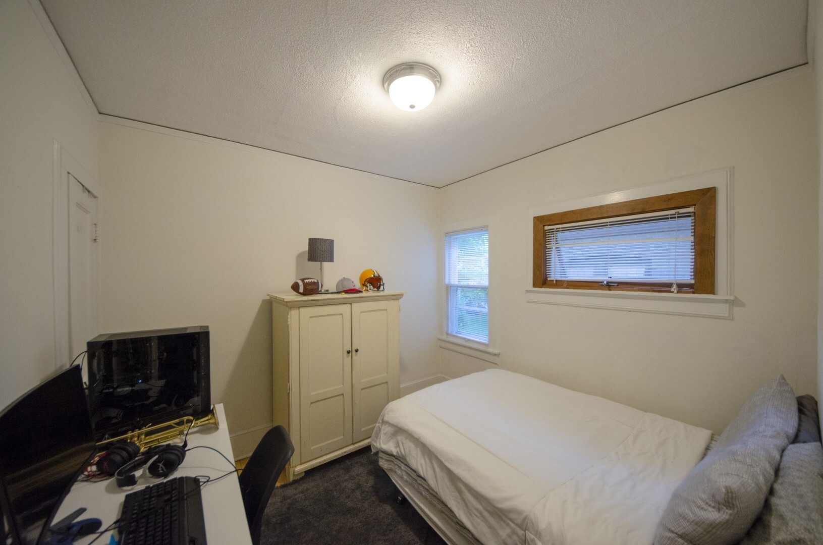 Bed Middle - 4481 N Frederick Ave