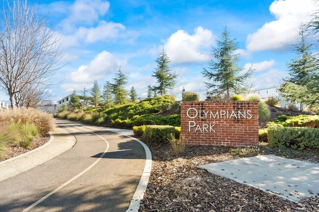 Building Photo - 1 Bed/1 Bath Modern Condo in Upper Land Park