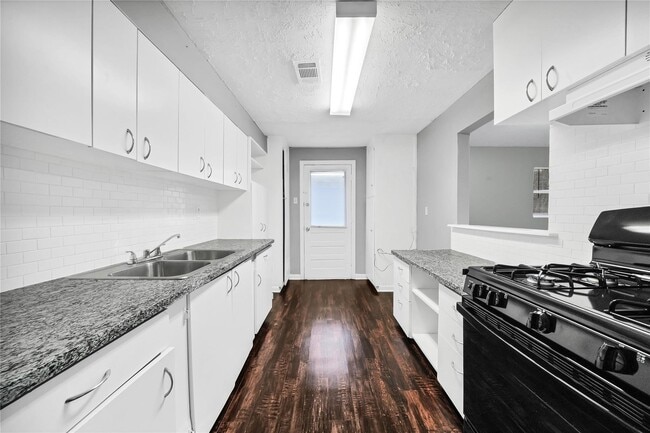Building Photo - 3923 Heatherbloom Dr