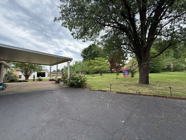 Building Photo - $300 off one month!!!  Modern Comforts with Granite & Hardwood Finishes!" 3 Bedroom 2 bath home.