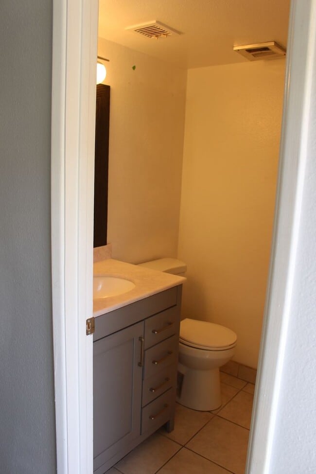 Building Photo - Upstairs 1 bedroom in Fairmont Gardens Com...