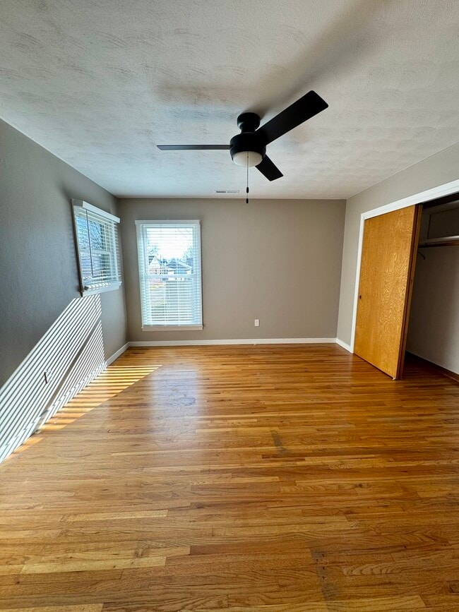 Building Photo - 910 4th Ave