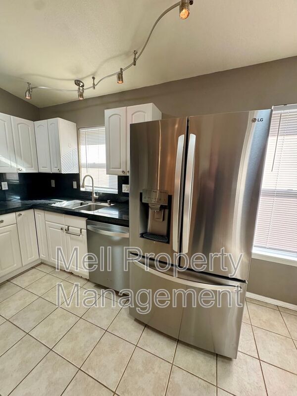 Building Photo - 490 SE Alpine Ave