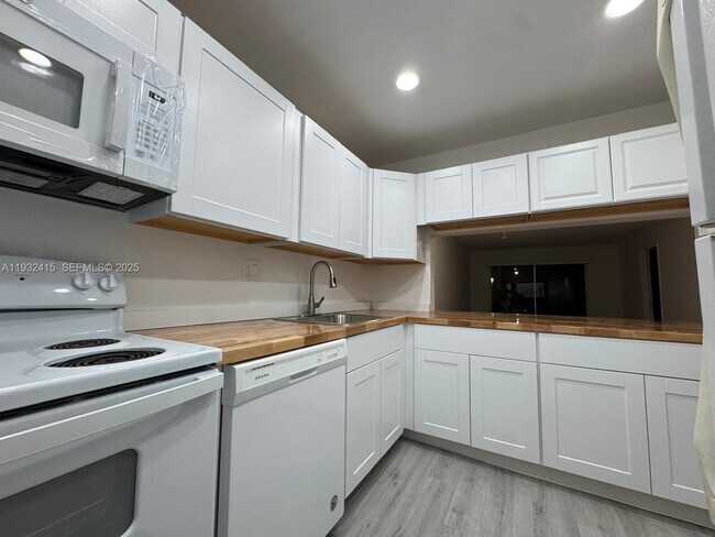 Building Photo - 8051 S Colony Cir