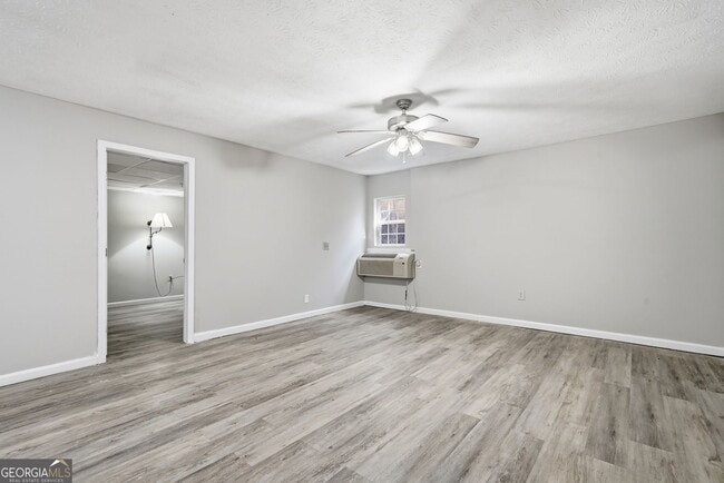 Building Photo - 212 Chandler St