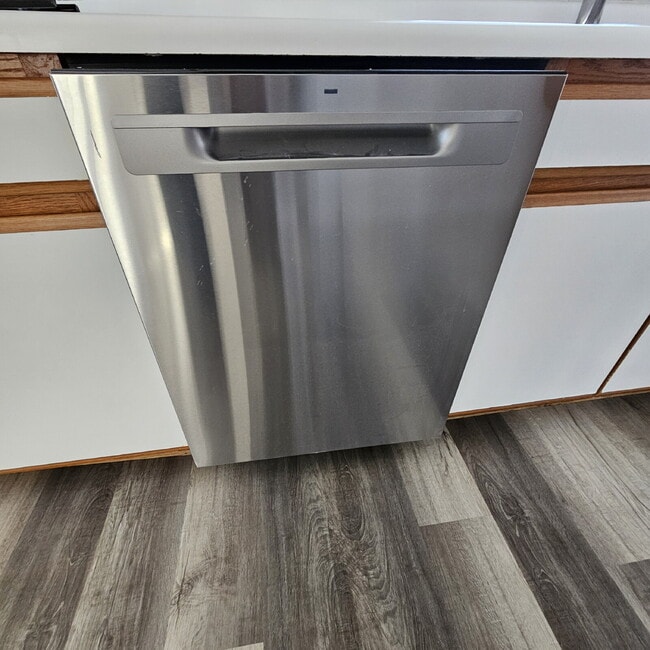 Building Photo - 3 Bedroom, 1 Bath Ranch w/ Fresh Updates Throughout. Spacious Living Room w/ New Laminate Floorin...