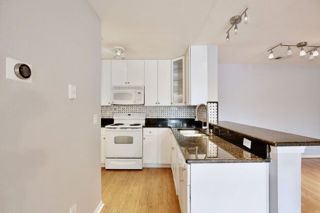 Building Photo - Charming 2/2 Spacious Condo with a Screened Balcony in the Highly Desired Dr. Phillips Area - Orl...