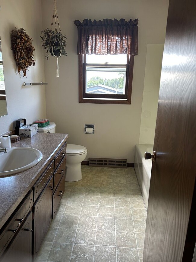 Building Photo - Large Single Family Home for Rent