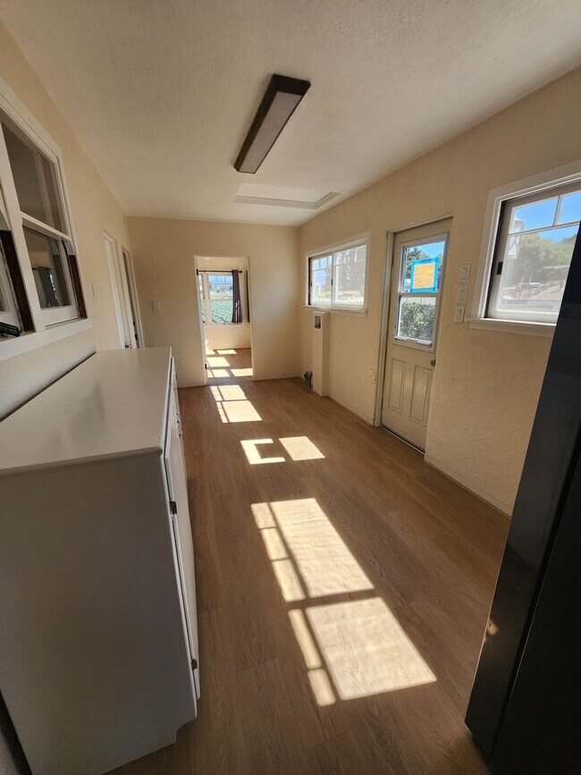 Building Photo - Adorable and Spacious 4 Bedroom Farmhouse W/Bonus Room- Water, Trash and Wifi Included!