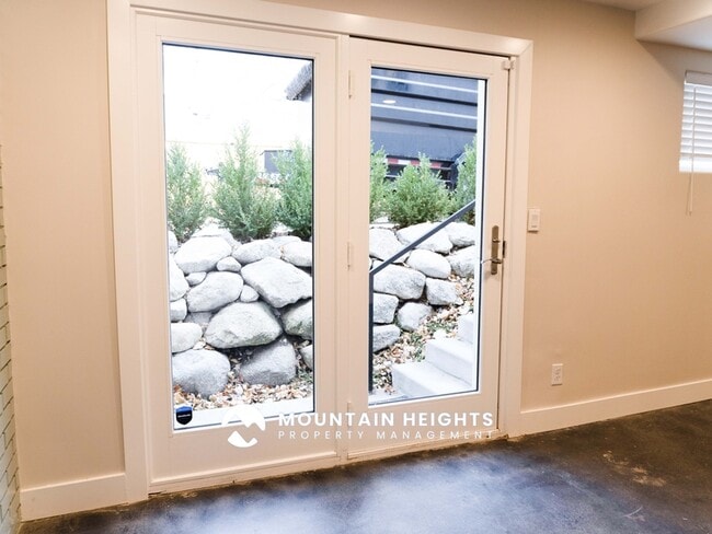 Building Photo - 8589 Kings Hill Dr