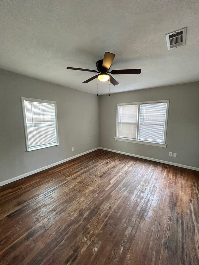 Building Photo - Great 3 bed 2 bath 1 car garage now available