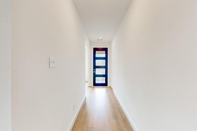 Building Photo - 9510 Dearborn Creek Dr