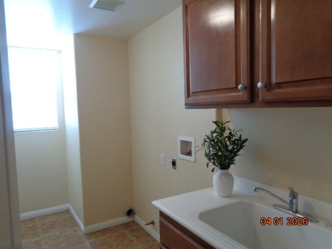 Building Photo - Spacious Quartz Hill 2 Story Home Offering 3663 sq. ft. and was Built in 2004