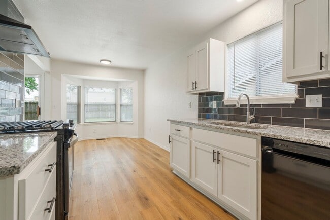 Building Photo - 3 Bed | 2 Bath near Downtown Tulsa!