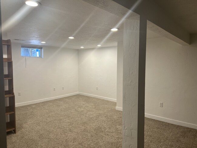 Building Photo - 346 E Utopia Ave