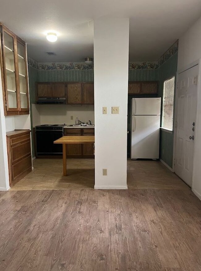 Building Photo - PRE LEASE CONDO FOR FALL 2026 - W/D Included