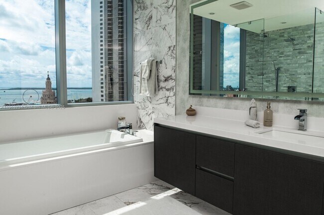 Building Photo - 851 NE 1st Ave