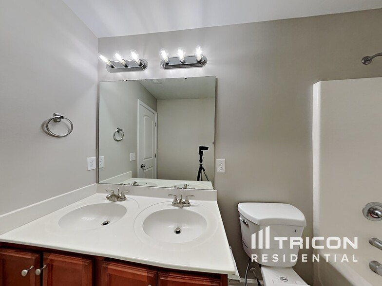 Building Photo - 661 Thistle Dr