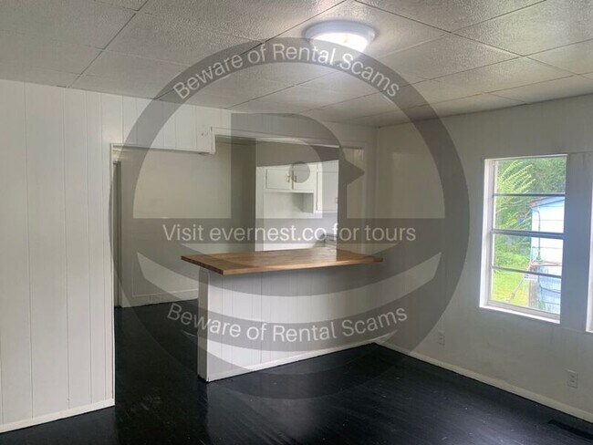 Building Photo - 1325 Sloan Ave