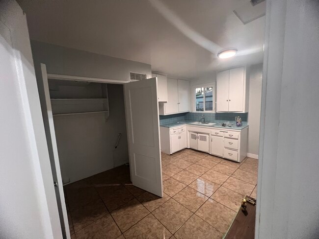 Building Photo - 2402 Schoolside Ave