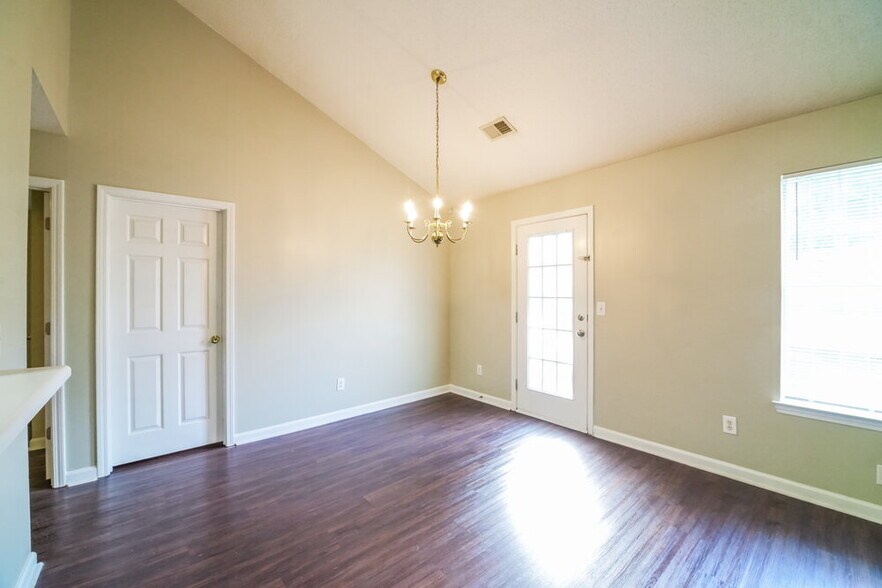 Building Photo - 1214 Foxwood Dr