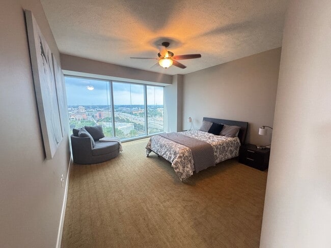 Building Photo - Three Bedroom - RiverHouse Condo!