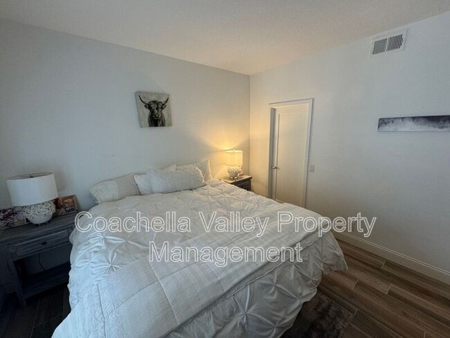 Building Photo - 289 Vista Royale Cir W