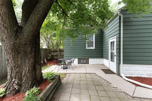 Building Photo - 914 N Maple Ave