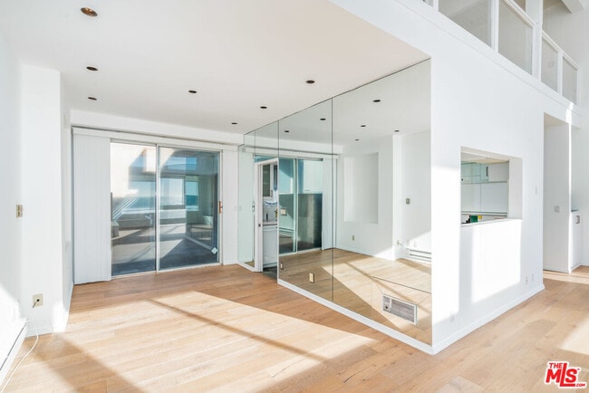 Building Photo - 3711 Ocean Front Walk