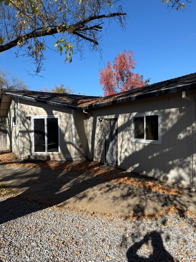 Building Photo - 3-bedroom, 2-bathroom home in Redding Updated Interior!