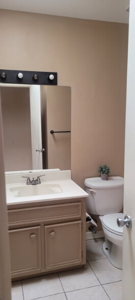 Building Photo - 1900 Lark Ave