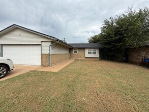 Building Photo - 3 bedrooms - 1.5 baths - Wood-look Floors ...