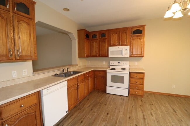 Building Photo - Spacious Town House for Rent