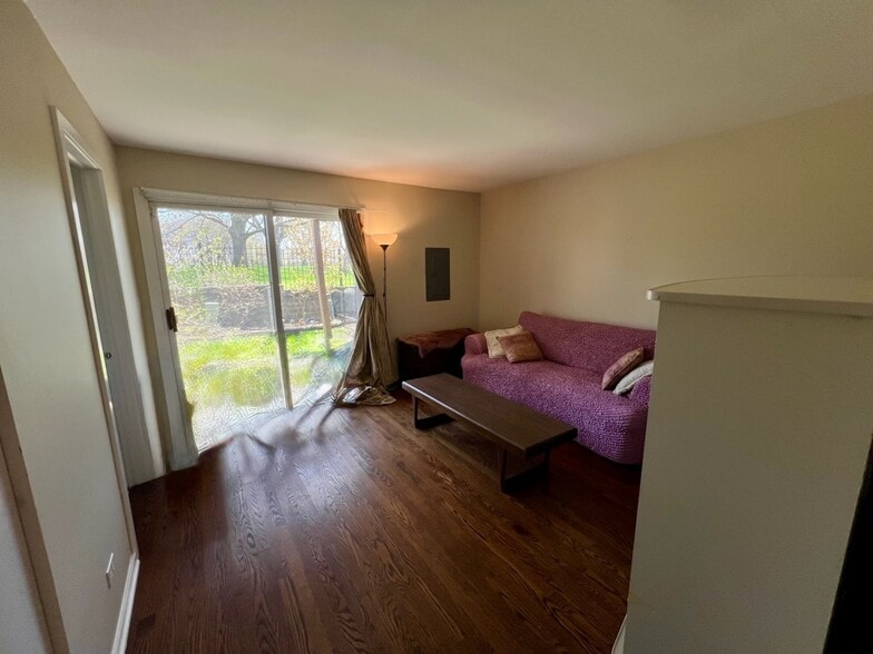 Building Photo - 556 E 32nd St