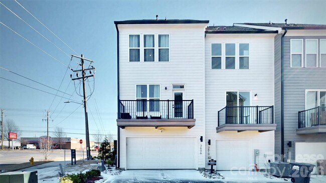 Building Photo - 3606 S Tryon St