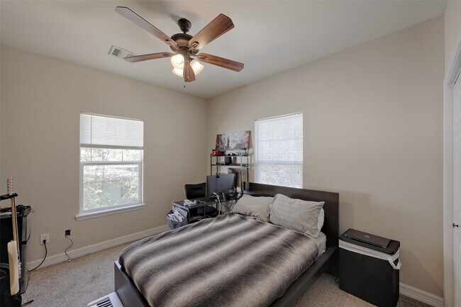 Building Photo - 1122 Detroit St