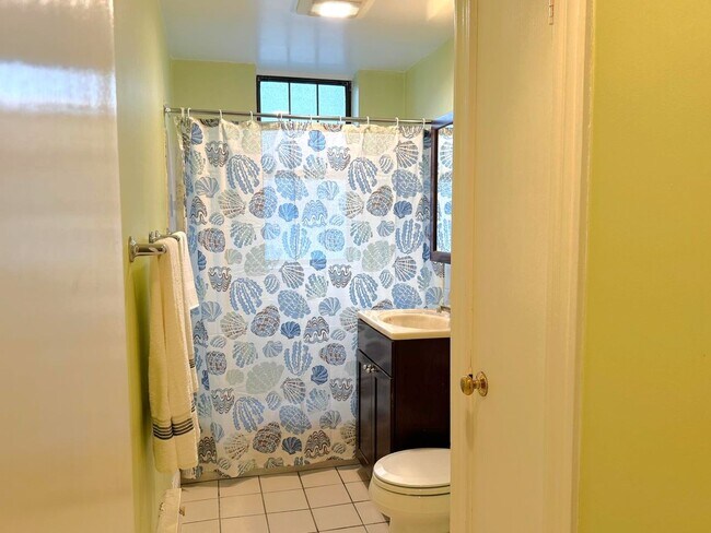 Building Photo - 2 Bedroom sunny second-floor corner unit a...