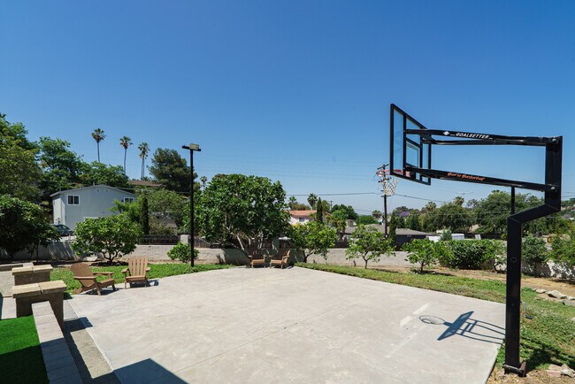 Building Photo - 9932 Sierra Madre Rd