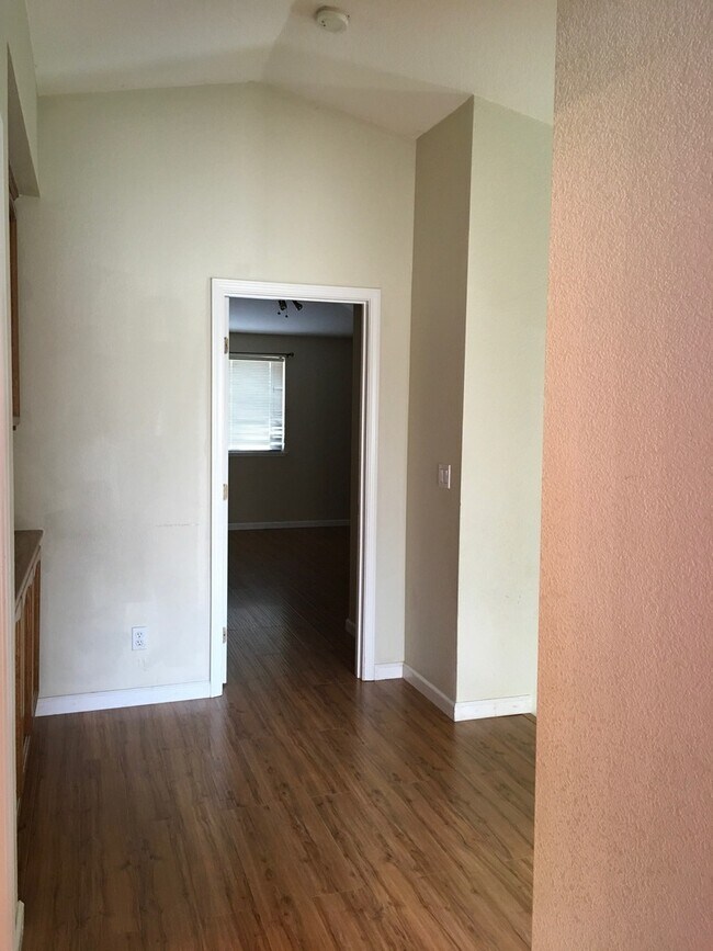 Building Photo - Charming home in established neighborhood with 4 bedrooms and 3 baths.