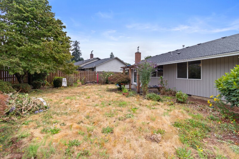 Building Photo - 2545 NE Maple Ave