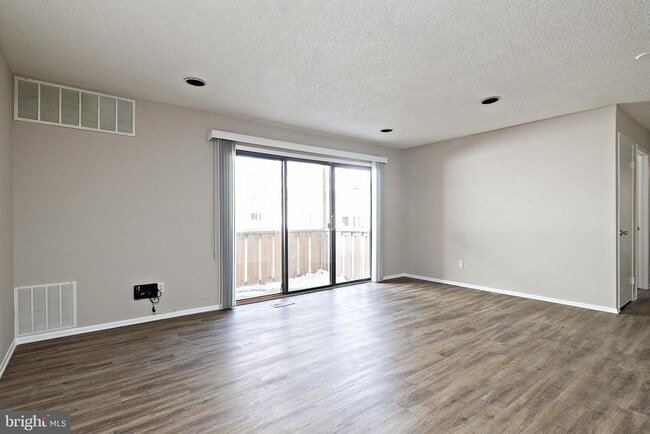 Building Photo - 211 Woodhollow Dr