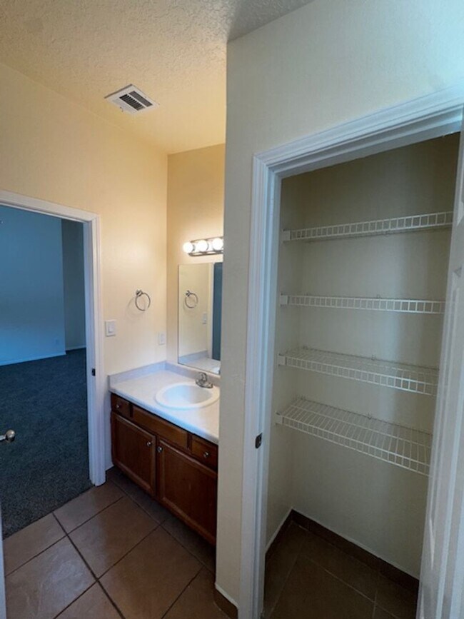 Building Photo - Spacious & Immaculate 3-Bed / 2-Bath Home