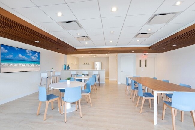 Building Photo - 1800 Sunset Harbour Dr