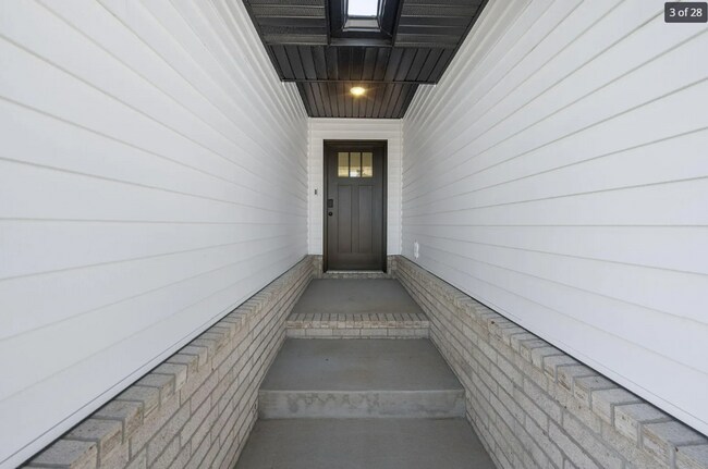 Building Photo - GORGEOUS 4 BED 2 BATH