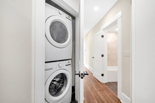 Building Photo - 105 School St