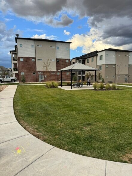 Building Photo - 1092 N Sawtooth Way