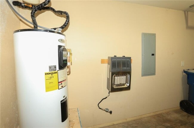 Building Photo - 900 SW River Rock St